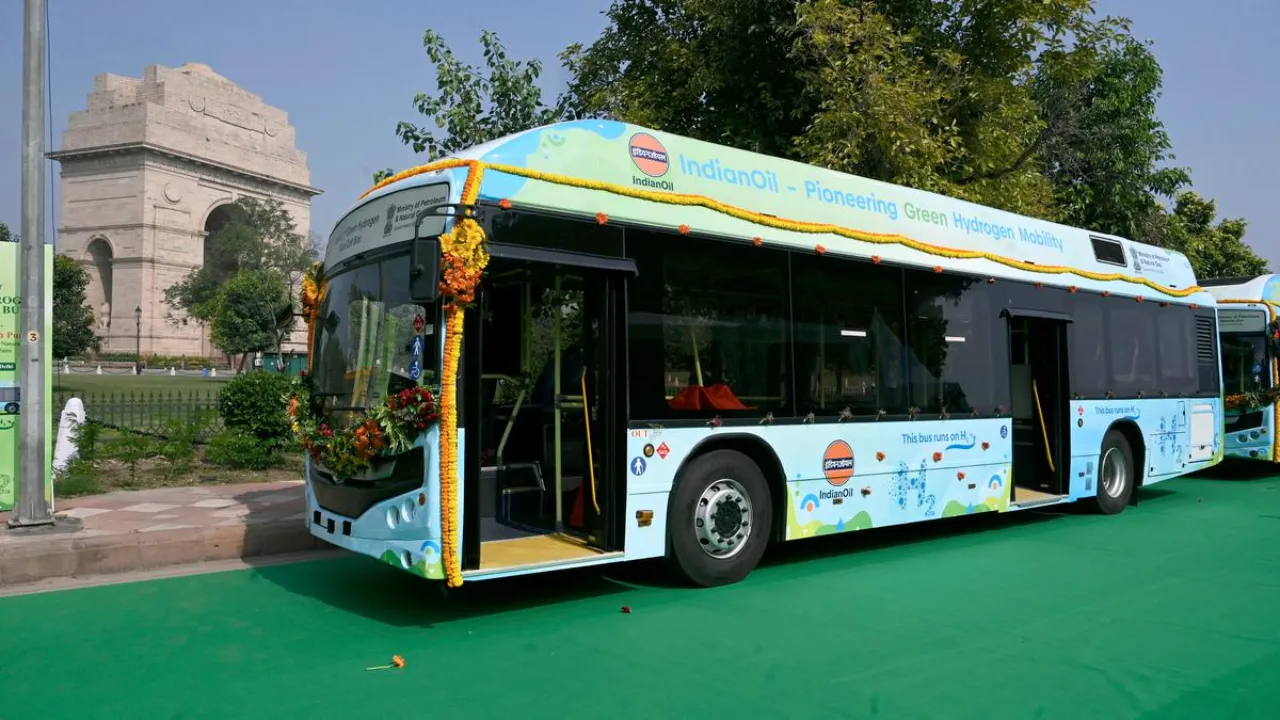 भारत की पहली ग्रीन हाइड्रोजन बस सिर्फ पानी छोड़ती है, धुआं नहीं!